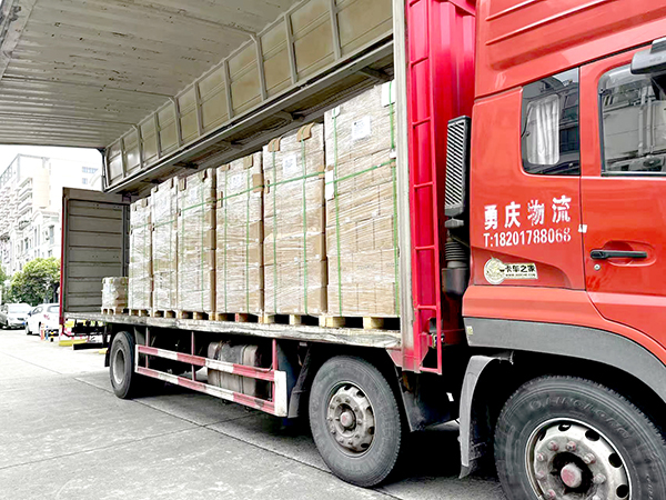 Красные доставки грузовики упакованные продукты